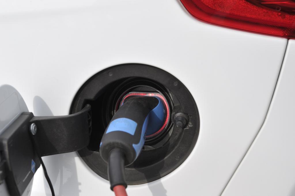 Auch dass der Prototyp mit Rücksicht auf die magere Reichweite nur 130 km/h läuft, stört nicht