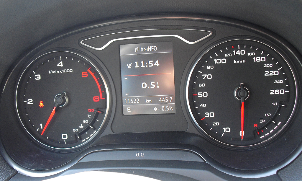 Audi A3: Blick durch den Lenkradkranz auf die Rundinstrumentierung.