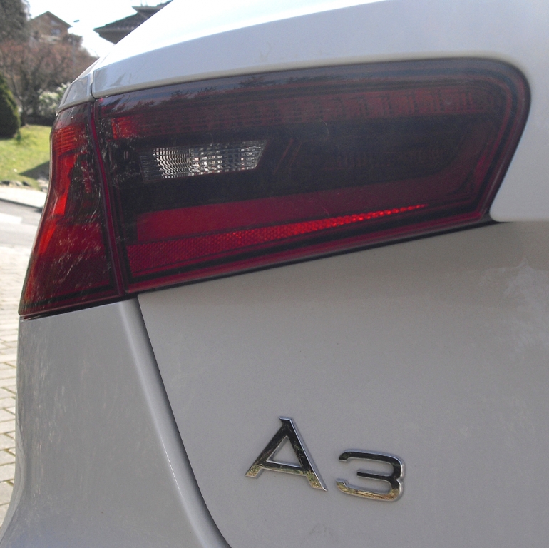 Audi A3: Moderne Leuchteinheit hinten mit Modellschriftzug.