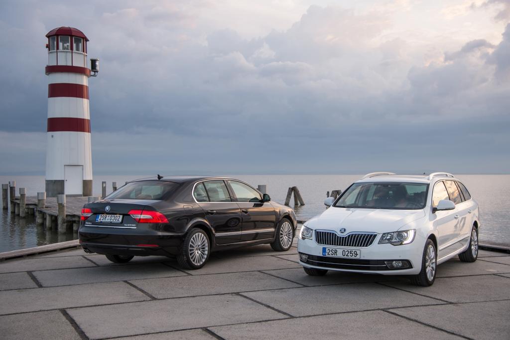 Bei den Händlern debütieren die verjüngten Skoda-Flaggschiffe Ende Juni zu Preisen ab 23.990 Euro