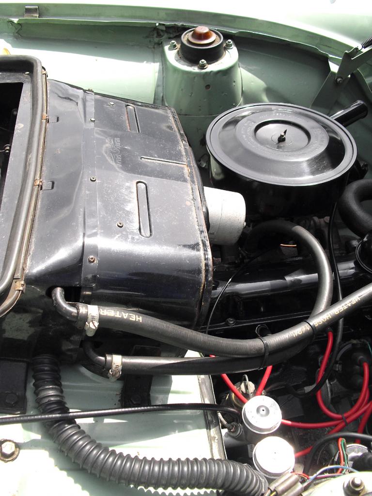 Blick unter die Haube auf den Motor des Ford Anglia, einen kleinen Kent-Vierzylinder.