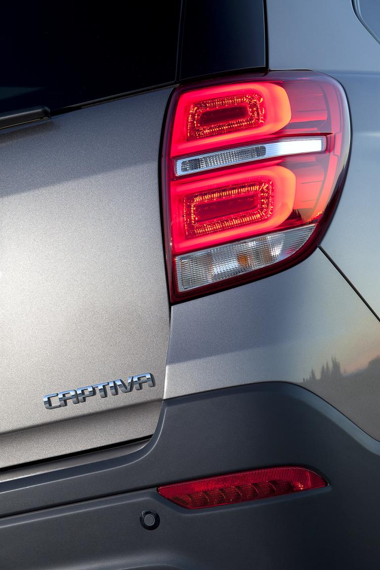 Chevrolet Captiva: Moderne Leuchteinheit und Modellschriftzug am Heck. 