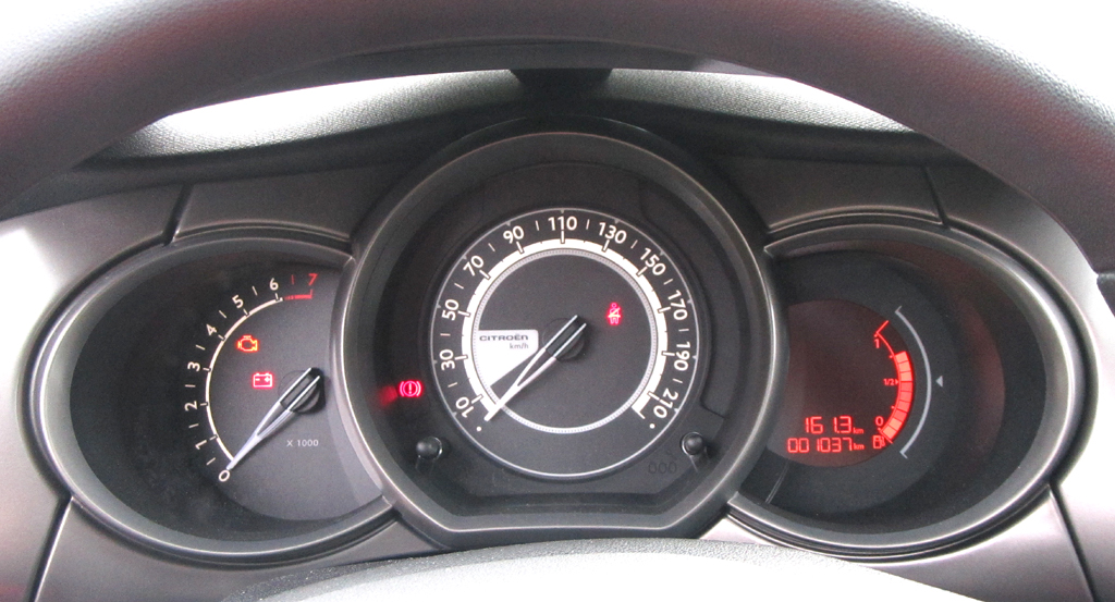 Citroën C3: Blick durch den Lenkradkranz auf die Rundinstrumentierung.