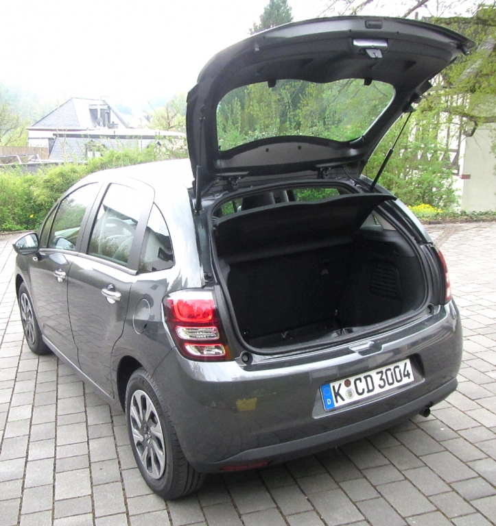 Citroën C3: Ins Gepäckabteil passen mindestens 300 Liter hinein. 