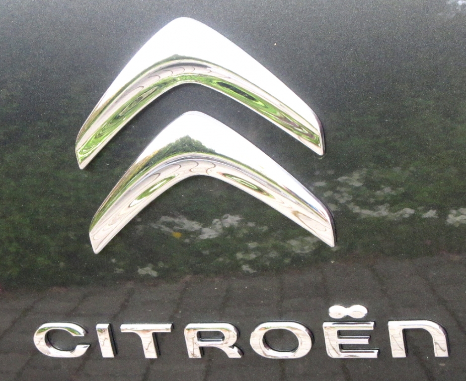 Citroën C3: Markenlogo und -name auf der Heckklappe.