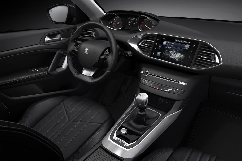 Das Cockpit orientiert sich an dem des Kleinwagens 208