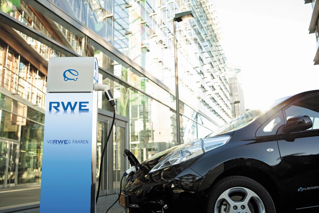 Elektroautos tanken an der Straßenlaterne