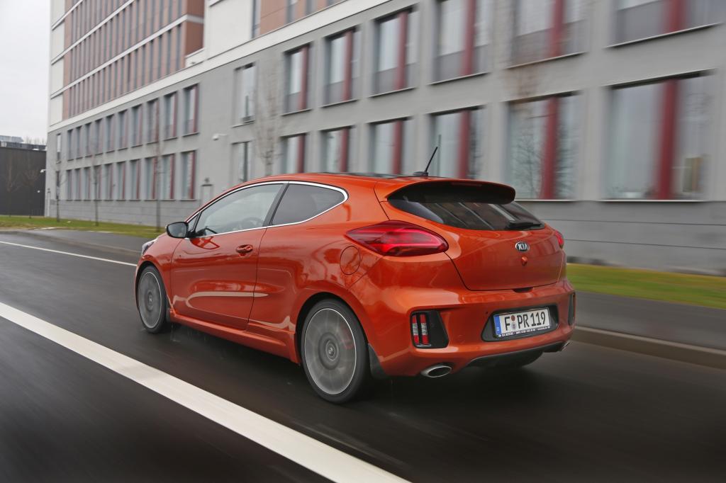 Für den GTI aus Wolfsburg zahlt man mindestens 28.350 Euro, den Kia gibt es schon für gut 5.000 Euro weniger