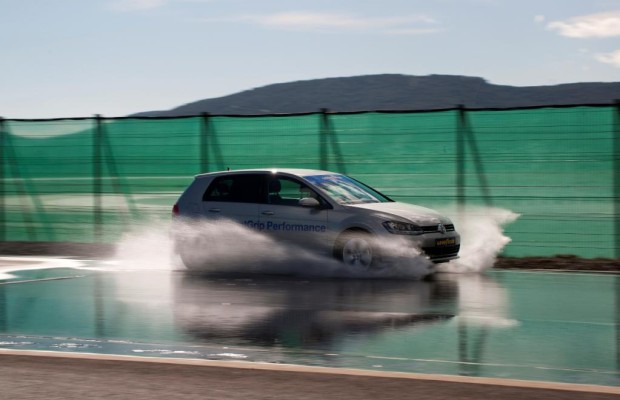 Gegen Aquaplaning helfen langsames Fahren und gute Reifen