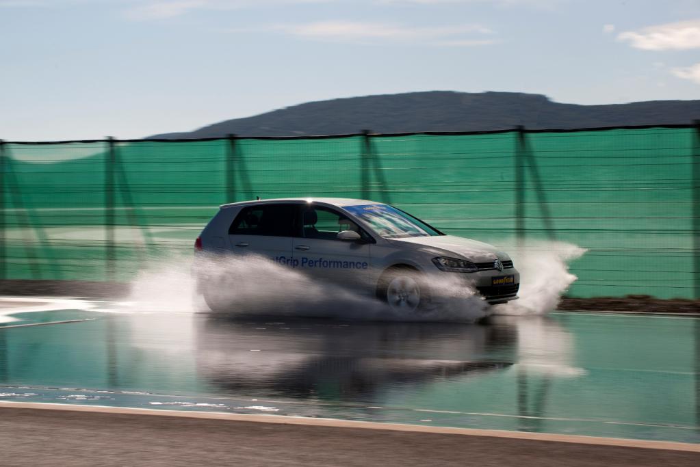 Gegen Aquaplaning helfen langsames Fahren und gute Reifen