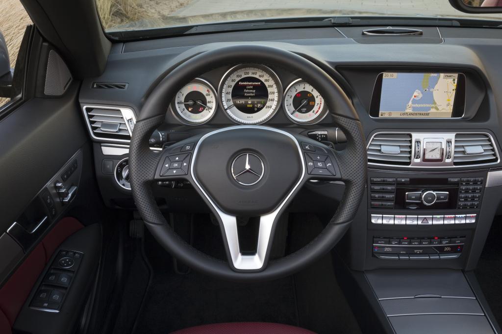 Im Innenraum überzeugen die neuen Materialien, die dem Cockpit einen edlen Touch verleihen
