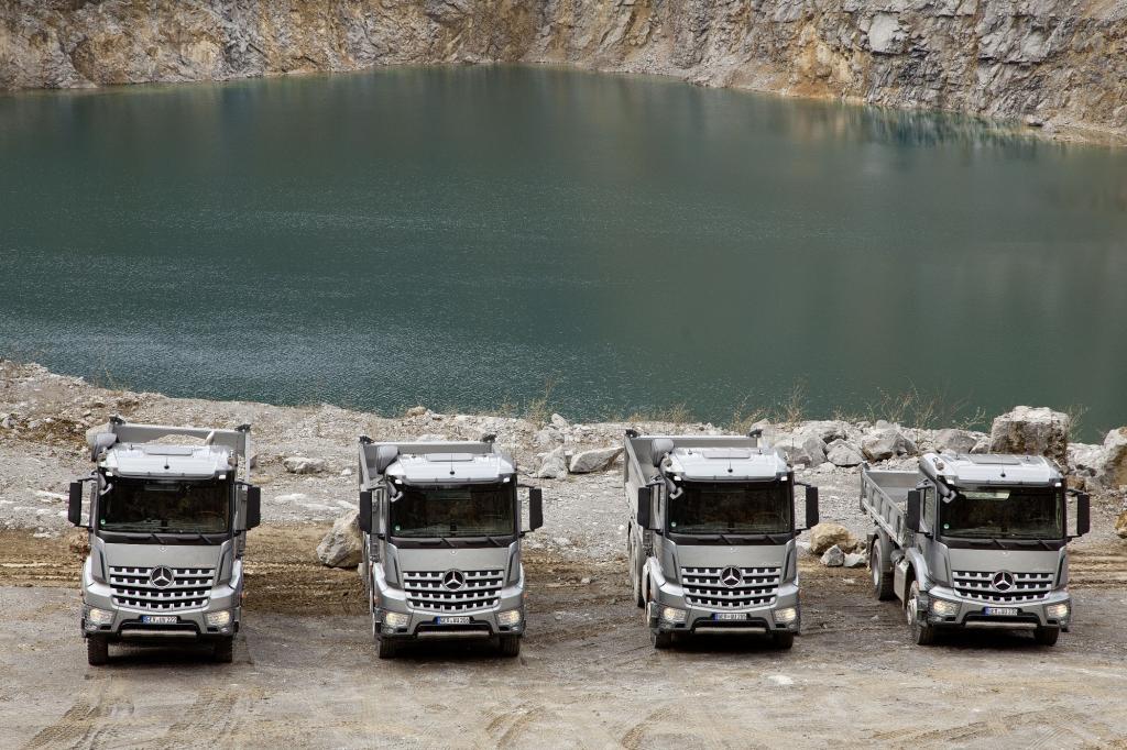 Im neuen Mercedes Arocs werden auch die reifsten Männer wieder zu kleinen Kindern