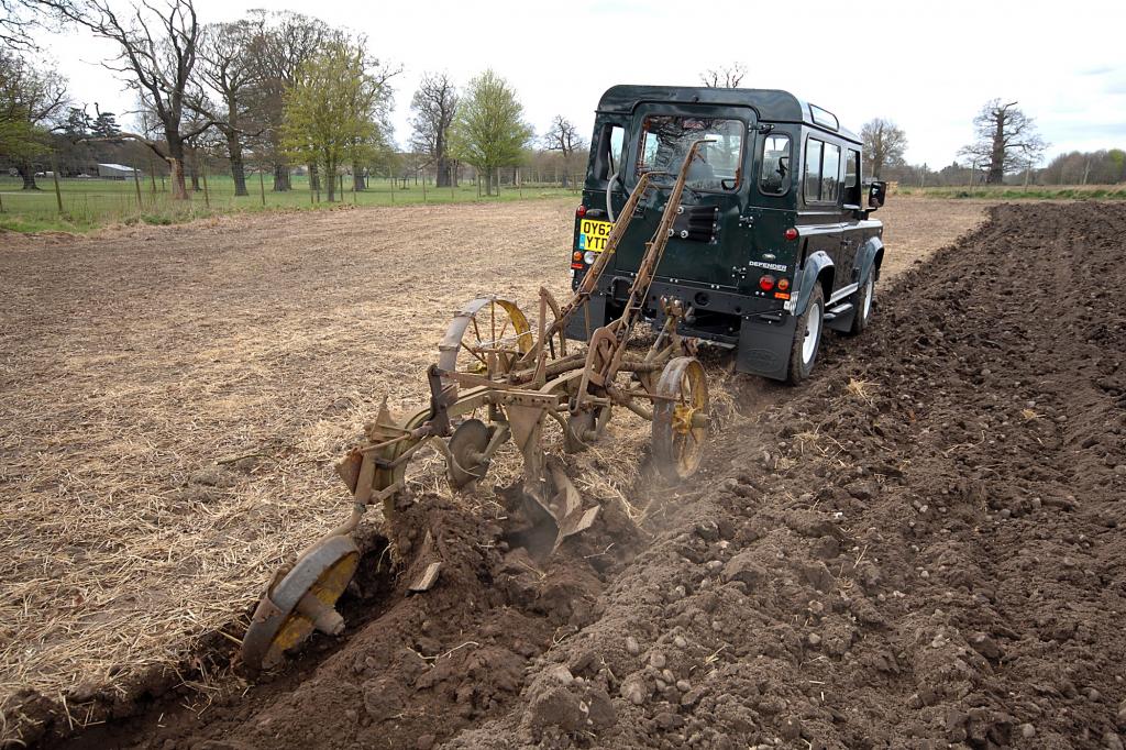 In diesen Tagen wühlen sich über 100 Land Rover durch das Terrain