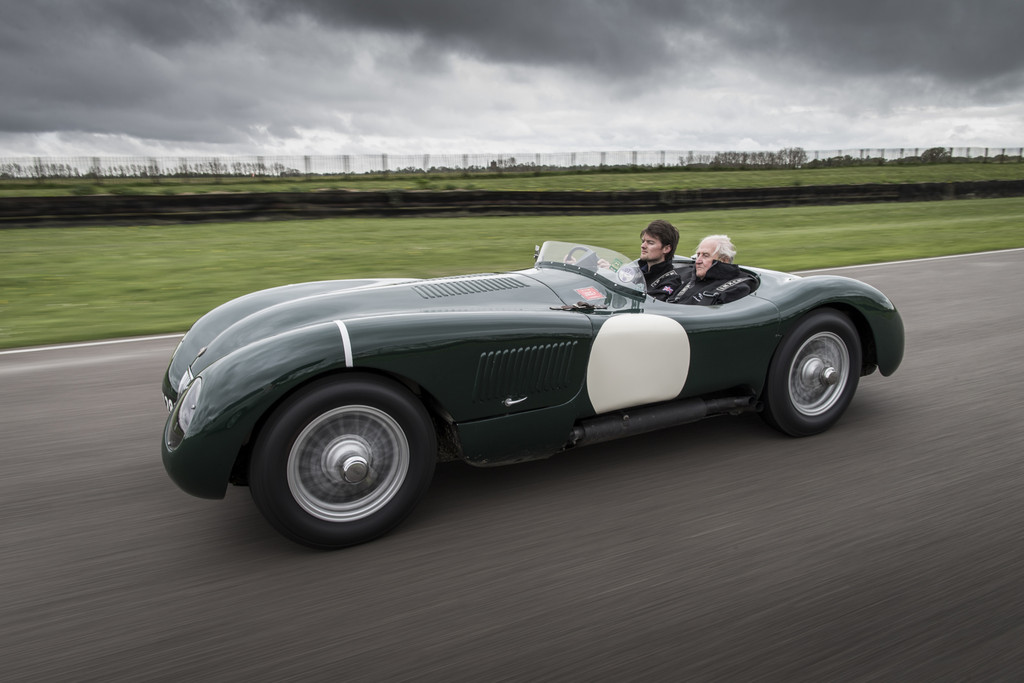 Jaguar mit illustrer Pilotenriege bei der Mille Miglia