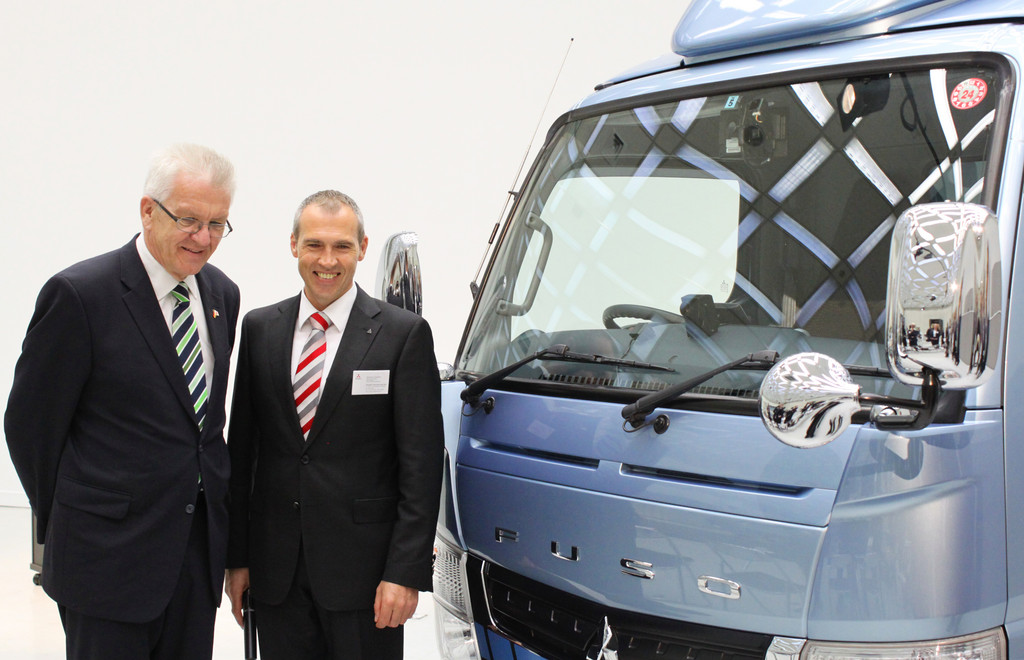 Kretschmann besucht Daimler-Hybridzentrum in Japan