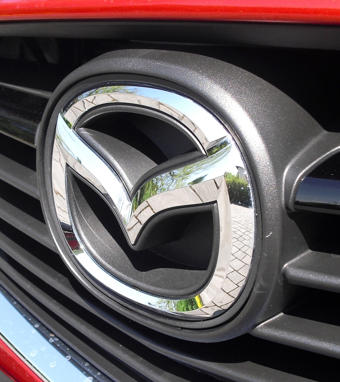 Mazda6: Das Markenlogo sitzt vorn mittig im oberen Kühlergrill-Teil.