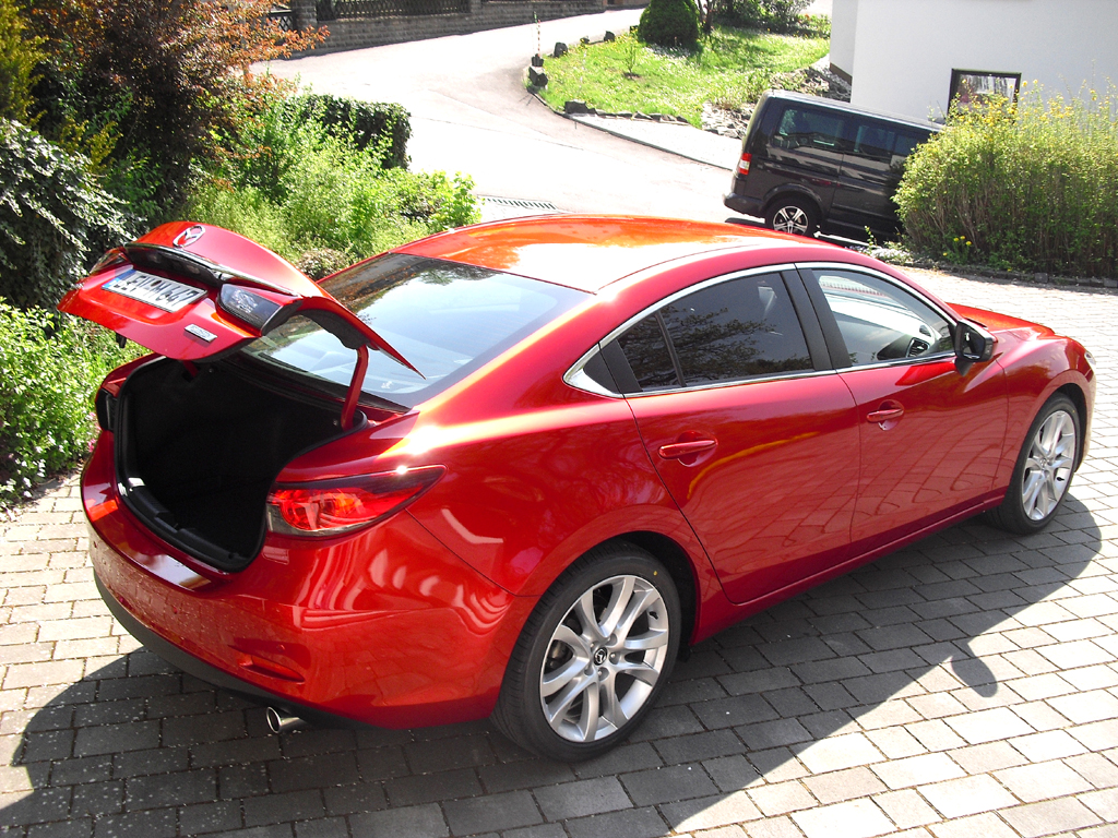 Mazda6: Ins Gepäckabteil der Limousine passen 489 Liter hinein.