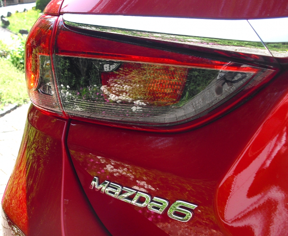 Mazda6: Moderne Leuchteinheit hinten mit Modellschriftzug.