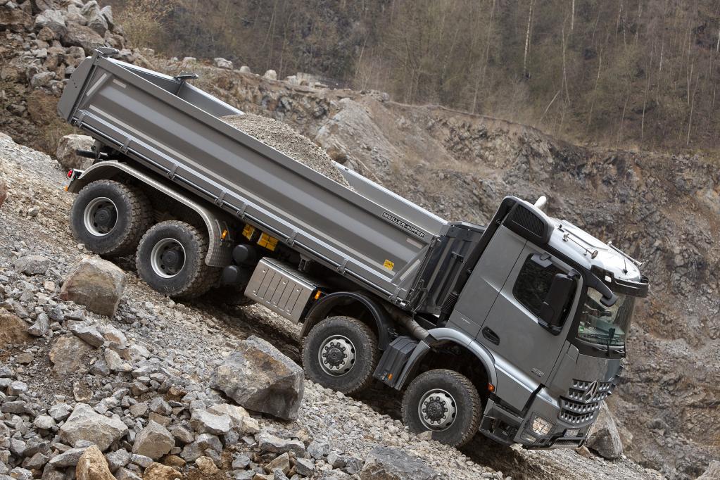 Mercedes-Benz Arocs: Auf der Straße und im Gelände