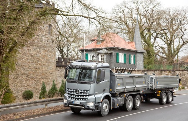 Mercedes-Benz Arocs: Auf der Straße und im Gelände