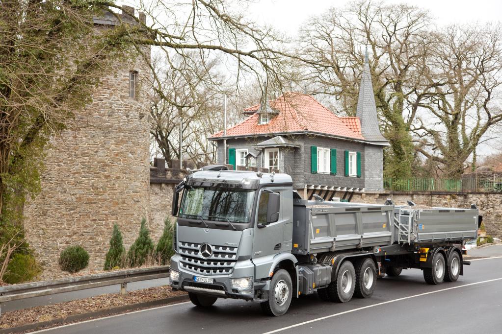 Mercedes-Benz Arocs: Auf der Straße und im Gelände
