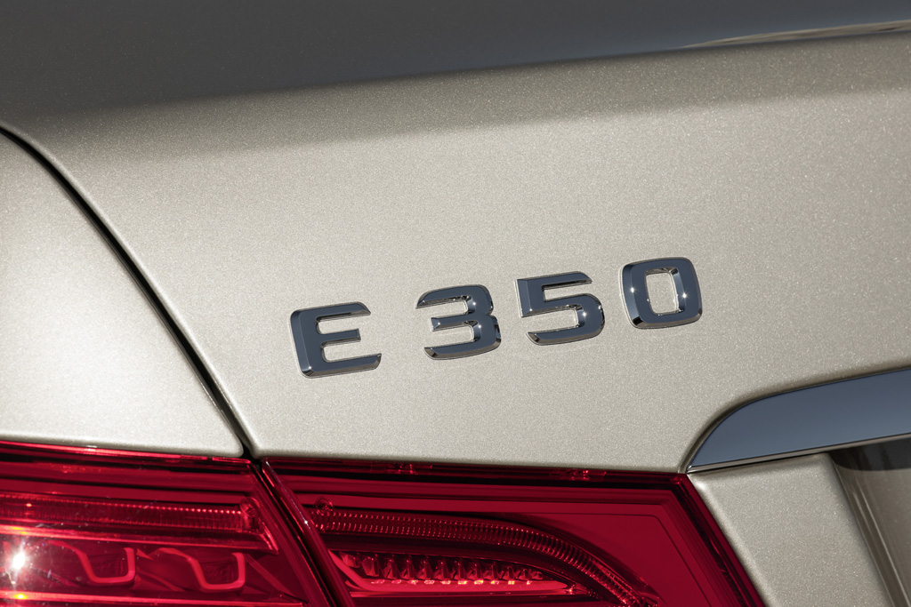 Mercedes E-Klasse Cabrio: Motorisierungsschriftzug am Heck. 
