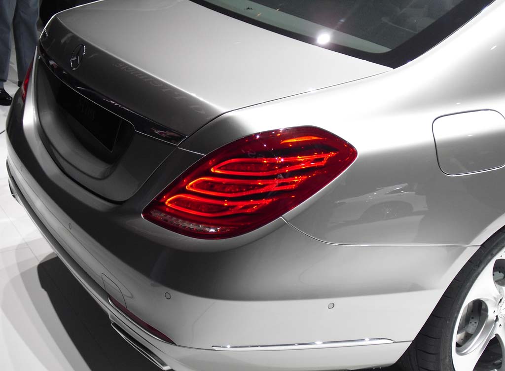 Mercedes S-Klasse: Blick auf die Heckpartie.