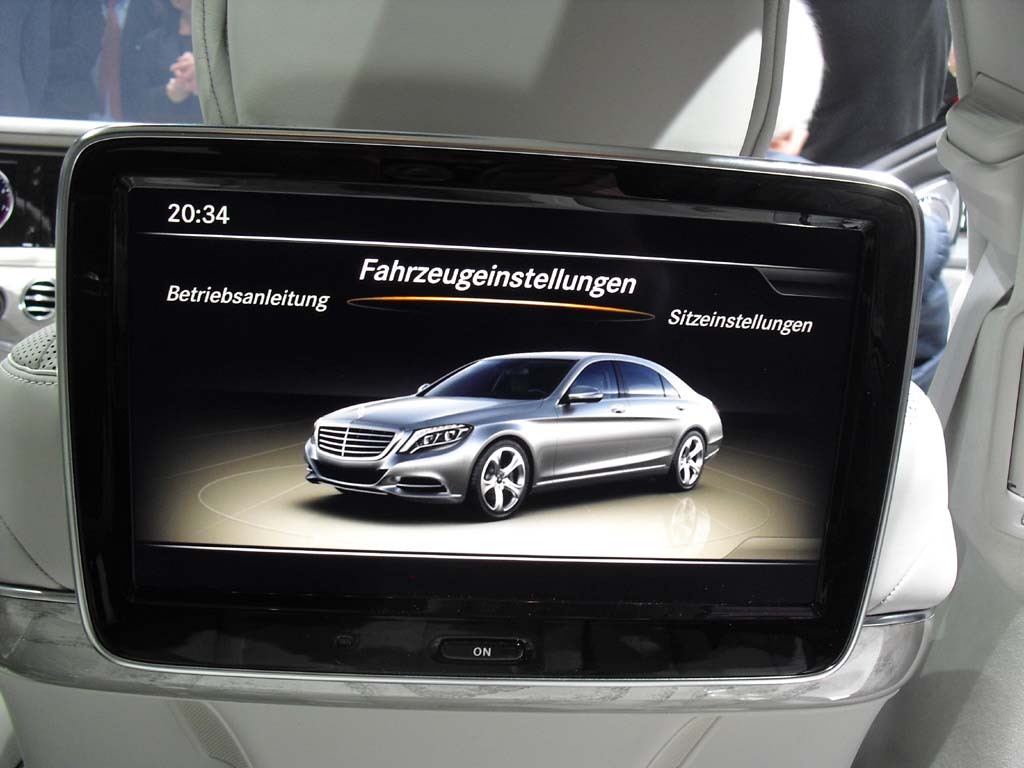 Mercedes S-Klasse: Blick auf eines der beiden hochauflösenden Farbdisplays.