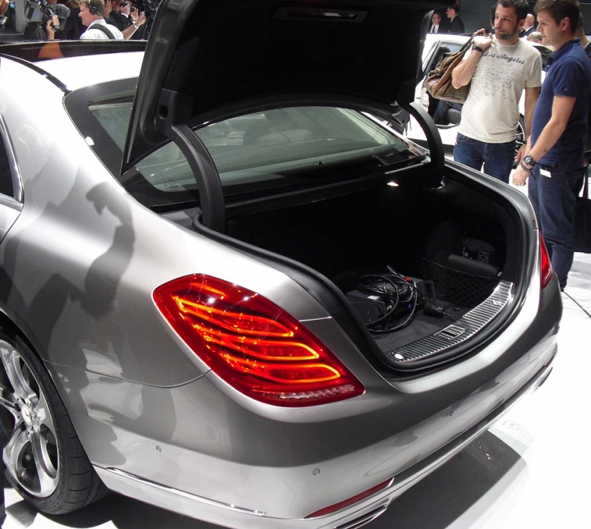 Mercedes S-Klasse: Ins Gepäckabteil beim S500 passen 530 Liter hinein.