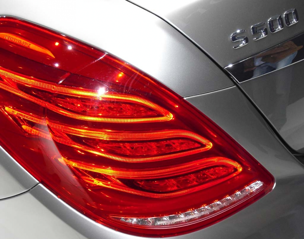 Mercedes S-Klasse: Moderne Leuchteinheit hinten mit Modellschriftzug, hier beim S500.