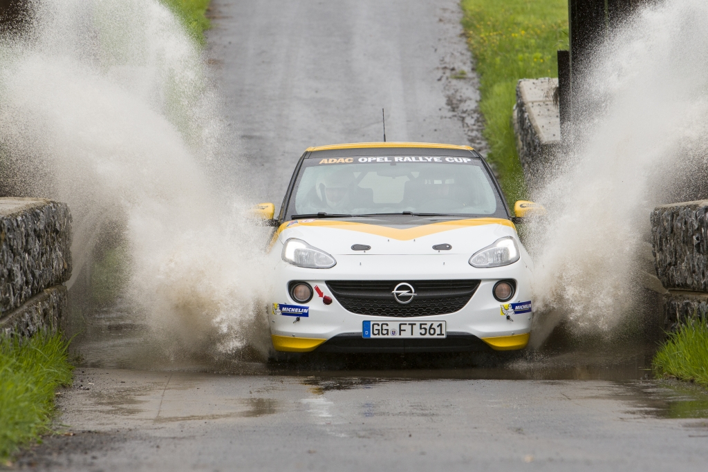 Mit dem Opel Adam »Cup« auf die Piste – Die Gier nach Kurven