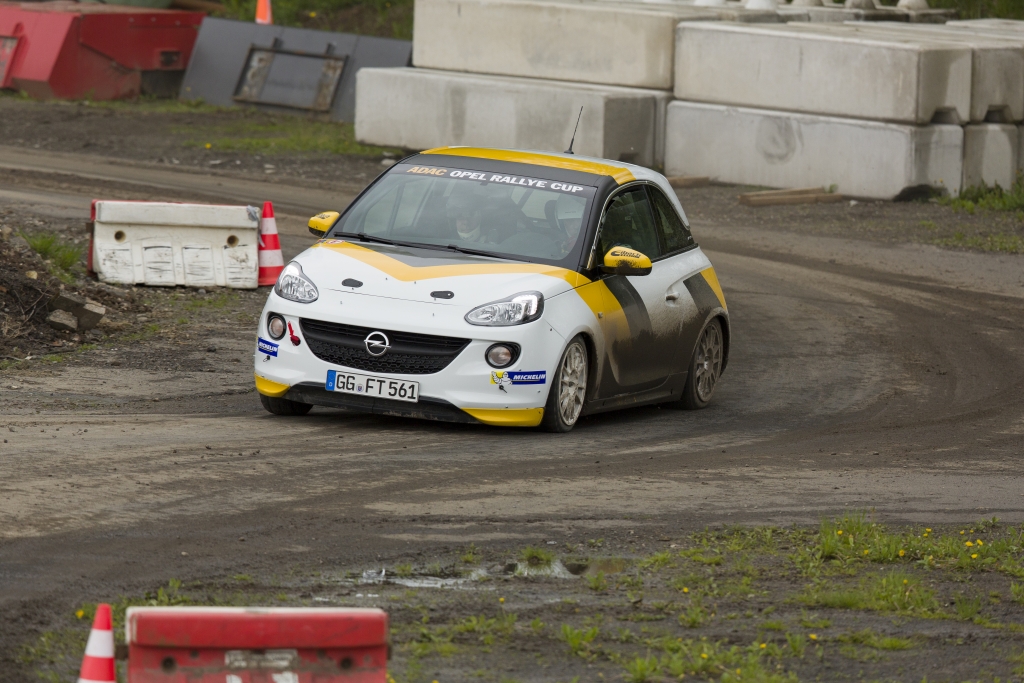 Mit dem Opel Adam »Cup« auf die Piste – Die Gier nach Kurven