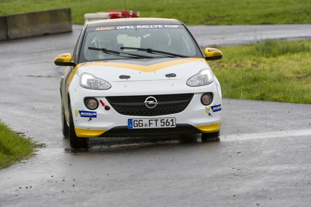 Mit dem Opel Adam »Cup« auf die Piste – Die Gier nach Kurven