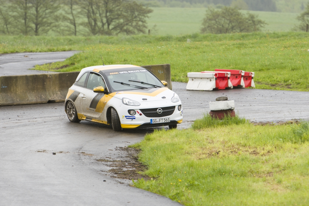 Mit dem Opel Adam »Cup« auf die Piste – Die Gier nach Kurven