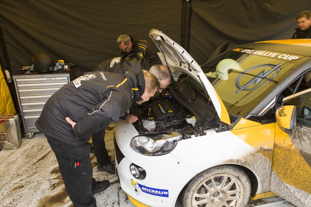 Mit dem Opel Adam »Cup« auf die Piste – Die Gier nach Kurven