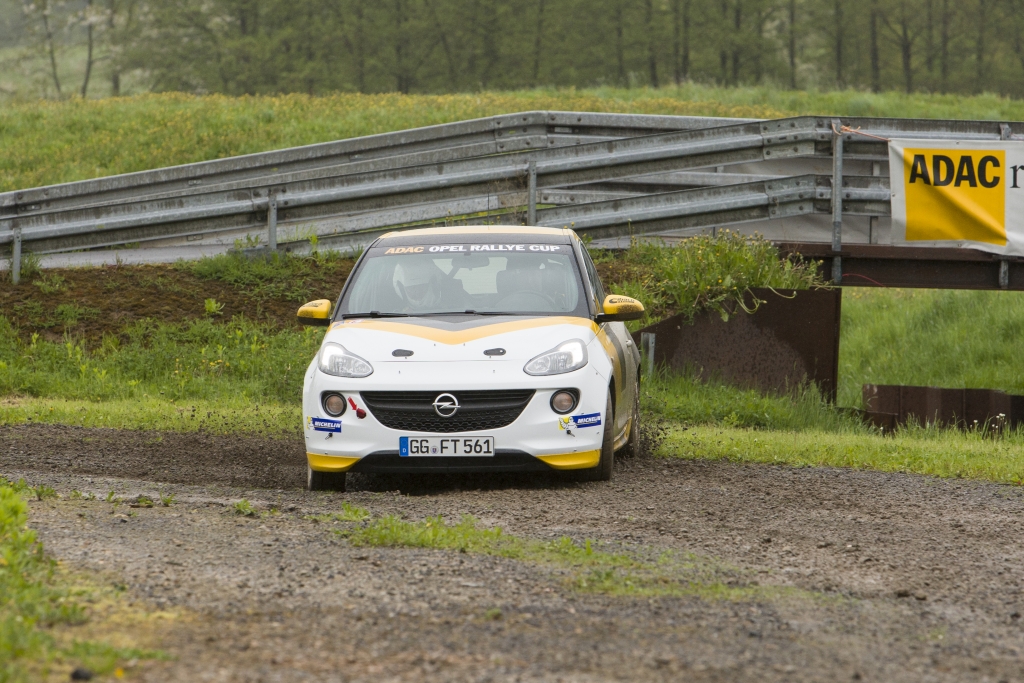 Mit dem Opel Adam »Cup« auf die Piste – Die Gier nach Kurven
