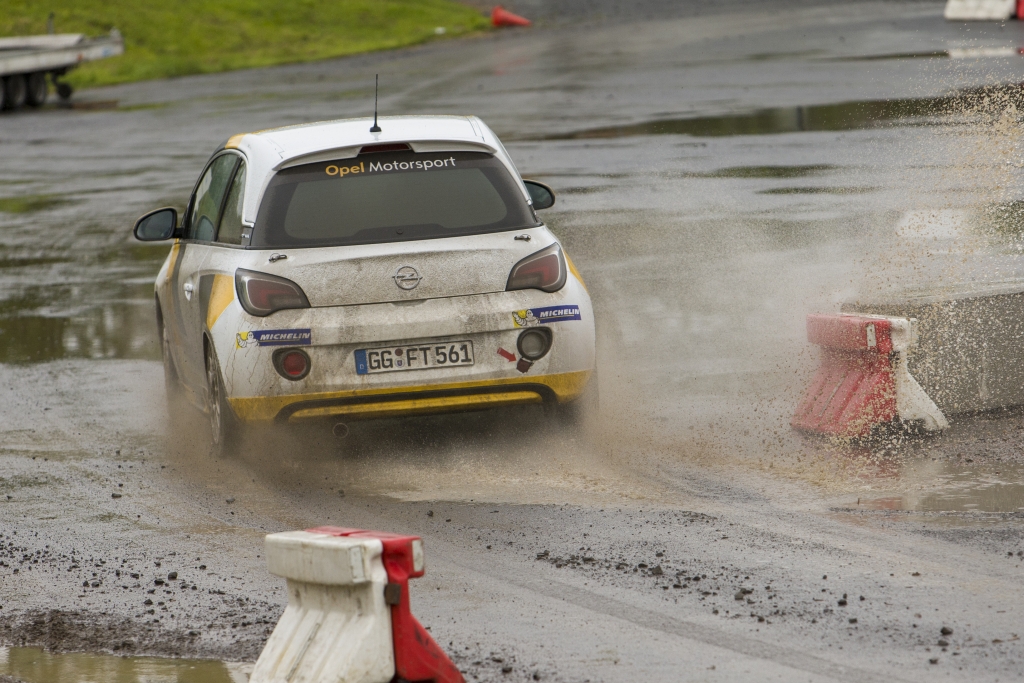 Mit dem Opel Adam »Cup« auf die Piste – Die Gier nach Kurven