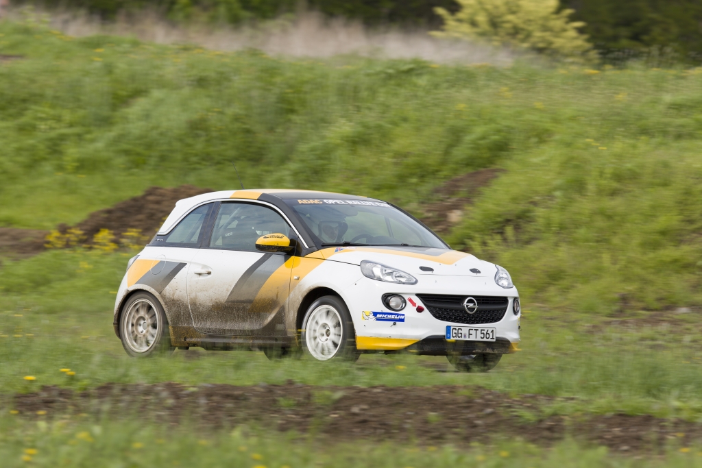 Mit dem Opel Adam »Cup« auf die Piste – Die Gier nach Kurven