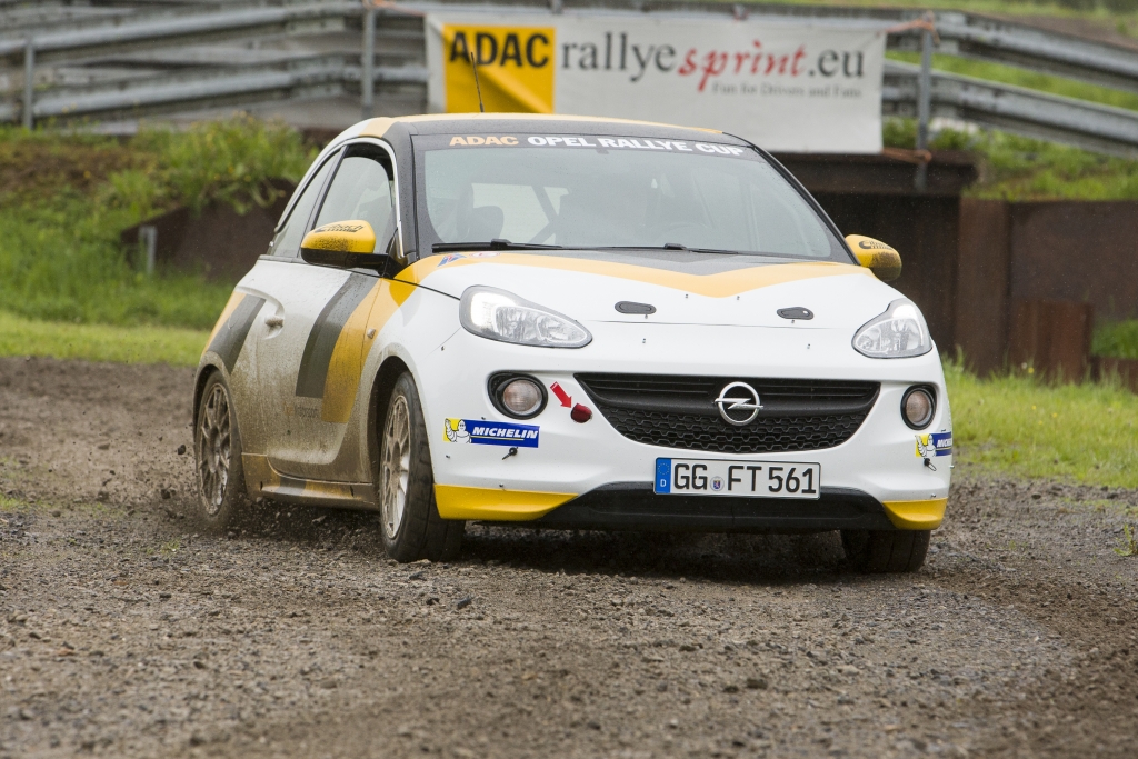 Mit dem Opel Adam »Cup« auf die Piste – Die Gier nach Kurven