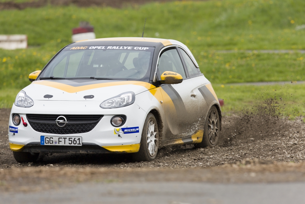 Mit dem Opel Adam »Cup« auf die Piste – Die Gier nach Kurven