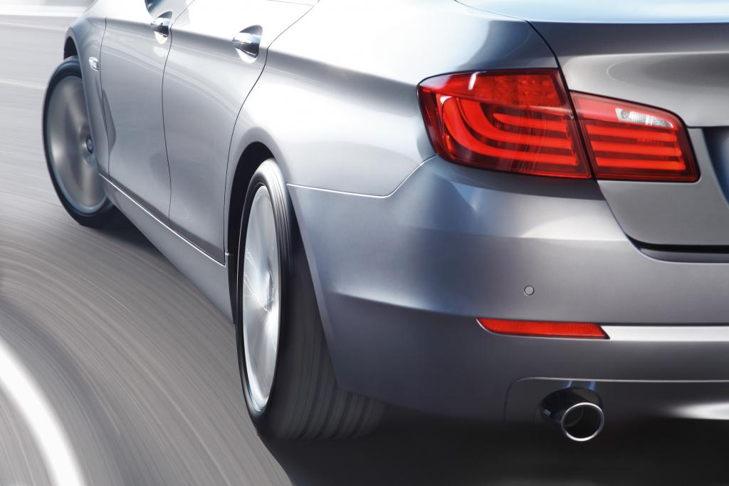 Nur wer genau hinschaut, erkennt den Lenkeinschlag hinten - hier beim BMW 5er