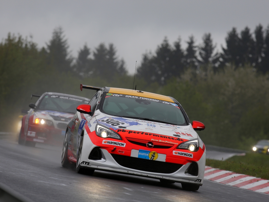 Opel zurück im Motorsport: Wasserschlacht am Nürburgring