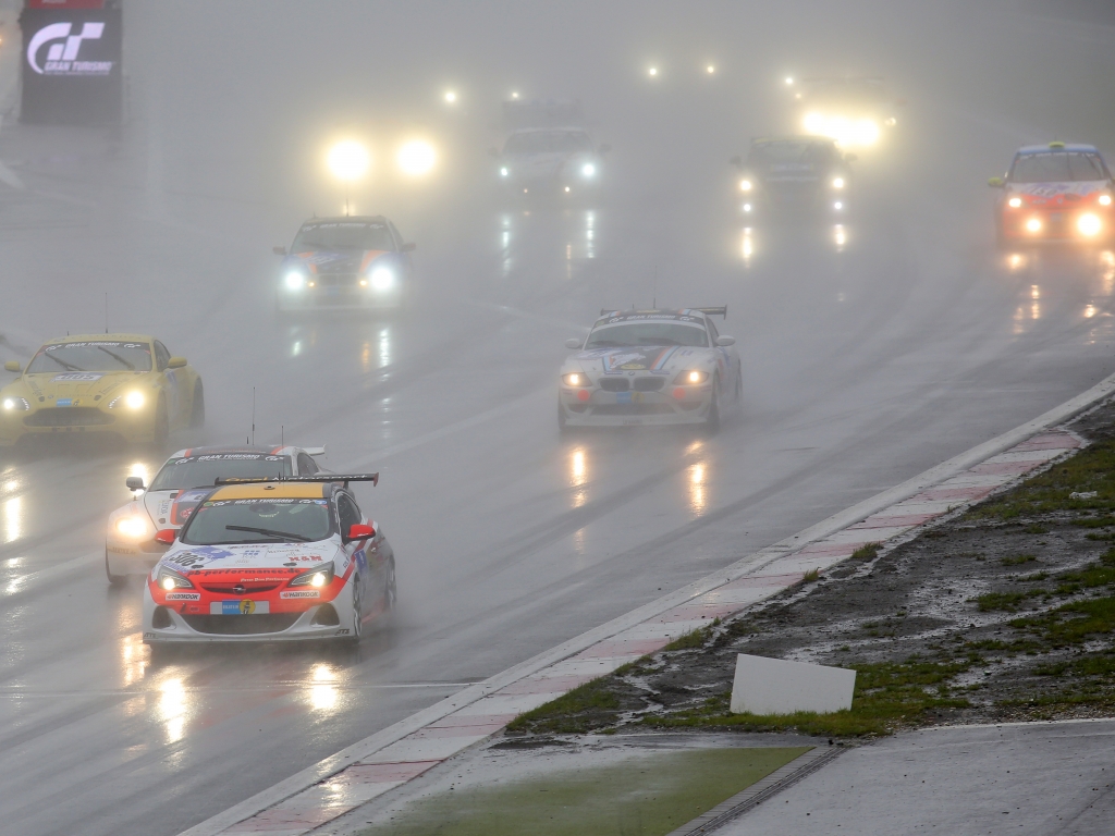 Opel zurück im Motorsport: Wasserschlacht am Nürburgring