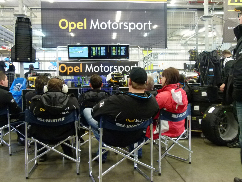 Opel zurück im Motorsport: Wasserschlacht am Nürburgring