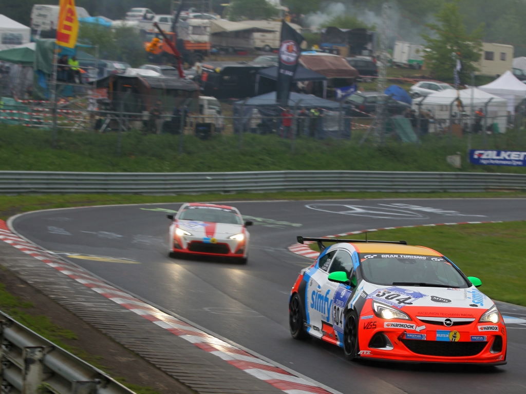 Opel zurück im Motorsport: Wasserschlacht am Nürburgring
