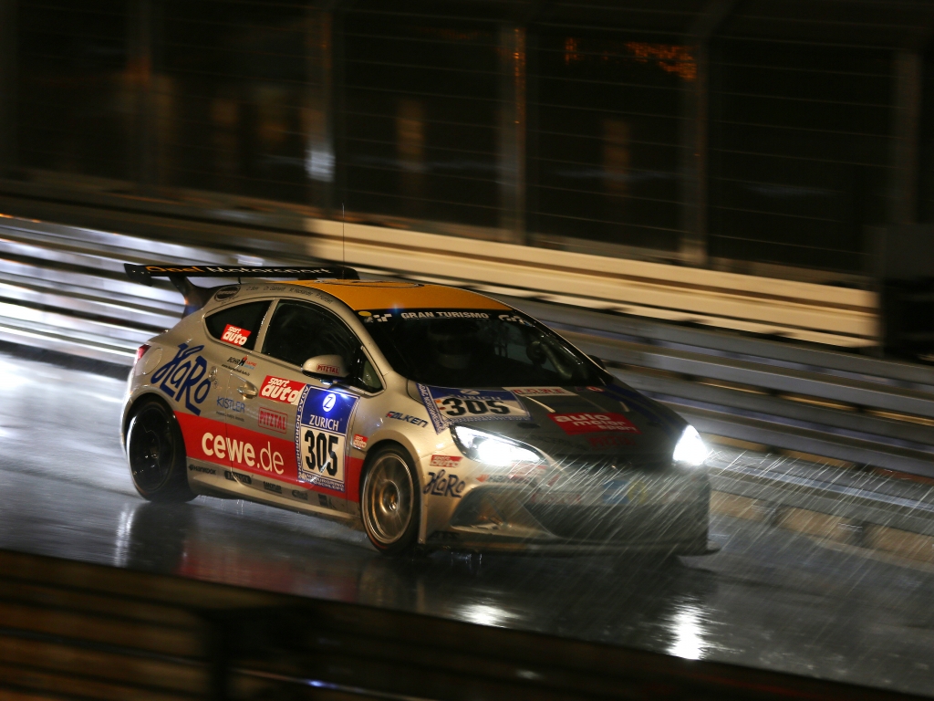 Opel zurück im Motorsport: Wasserschlacht am Nürburgring