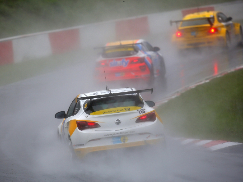 Opel zurück im Motorsport: Wasserschlacht am Nürburgring