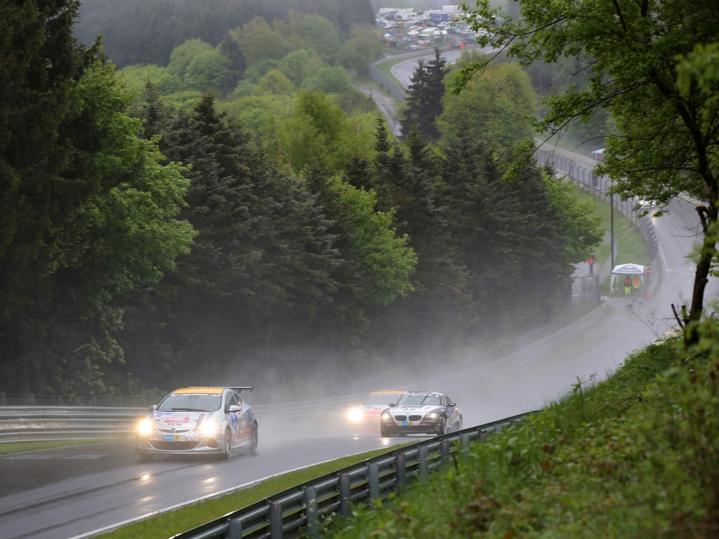 Opel zurück im Motorsport: Wasserschlacht am Nürburgring