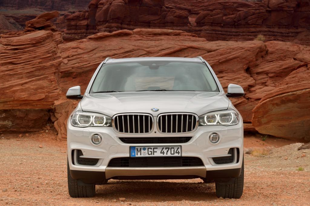 Optisch hat BMW den neuen X5 nur behutsam weiterentwickelt. Die Niere wirkt breiter, die serienmäßigen Xenonscheinwerfer reichen