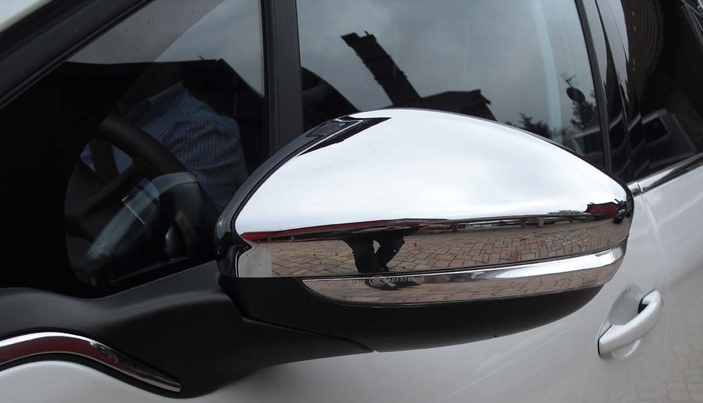 Peugeot 2008: Blick auf den Außenspiegel.